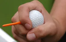 Pourquoi utilise-t-on un tee au golf ?