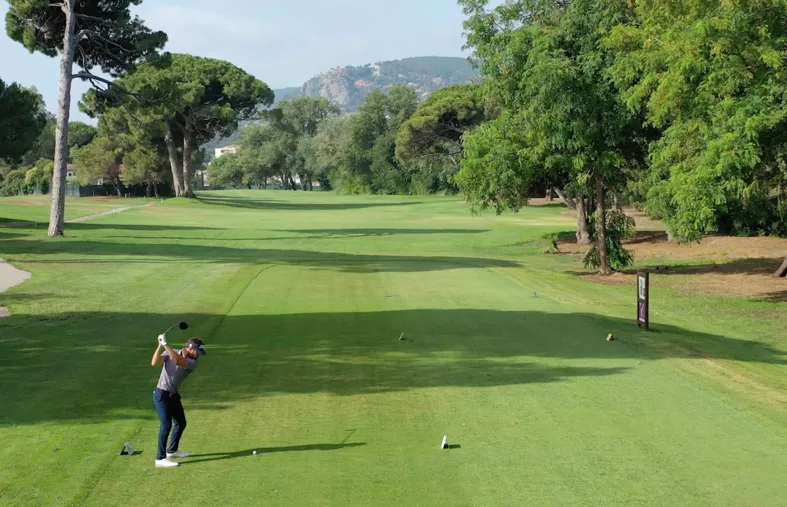 Aborder un gros dogleg gauche