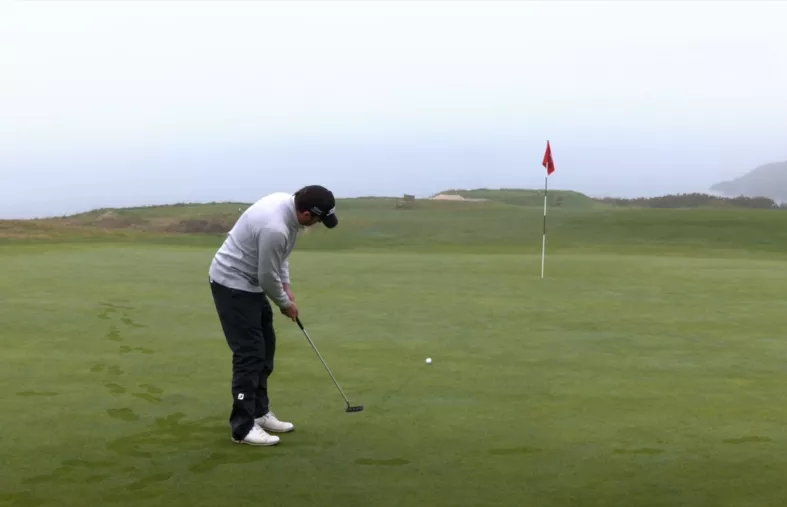 Le putt en descente